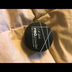 LA Girl translucent setting powder